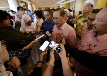 AMINUDDIN Harun pada sidang akhbar Majlis Amanat dan Penyampaian Watikah Pelantikan Jawatankuasa Pembangunan dan Keselamatan Kampung (JPKK) Negeri Sembilan Penggal 2023-2025 di Seremban hari ini.-UTUSAN/MOHD. SHAHJEHAN MAAMIN.