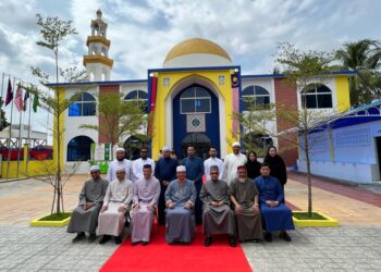 TUANKU Syed Faizuddin Putra Jamalullail (duduk, tengah) merakam kenangan selepas merasmikan Masjid Ibadur Rahman di Chroy Metrey, Wilayah Kandal, Phnom Penh, Kemboja, hari ini.