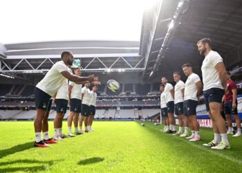 PEMAIN England hanya memberi tumpuan kepada pasukan sendiri dan enggan gangguan luar padang 
menjejaskan persembahan mereka apabila berdepan Fiji pada suku akhir Piala Dunia, Ahad ini. – IHSAN ENGLAND RUGBY