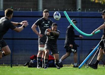 PEMAIN New Zealand menjalani latihan di Institut Sukan Perancis, Paris semalam menjelang suku akhir Piala Dunia menentang Ireland hari ini. – AFP