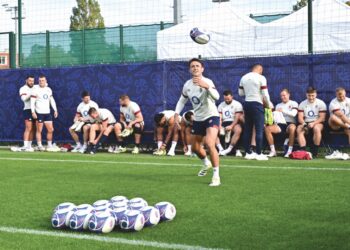 PEMAIN scrum-half England, Alex Mitchell menjalani latihan bersama rakan-rakan sepasukan di Institut Sukan, Keparan dan Prestasi Nasional di Bois de Vincennes, Paris semalam menjelang pertemuan menentang Afrika Selatan. - AFP