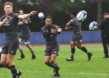 PEMAIN New Zealand, Jordie Barrett (kiri) dan Aaron Smith melakukan persiapan bersama rakan-rakan sepasukan di Stadium Omnisport Croissy, Paris semalam menjelang aksi separuh akhir Ragbi Piala Dunia menentang Argentina esok. – AFP