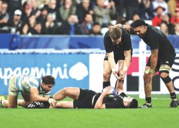 PEMAIN sayap New Zealand, Will Jordan terbaring selepas melakukan try sambil diraikan rakan-rakan sepasukan ketika menentang Argentina pada separuh akhir Piala Dunia di Stade de France, Paris semalam. – AFP