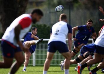 Antoine Dupont (kanan) menjalani latihan bersama pasukan Perancis di Stade de France,  Saint-Denis semalam menjelang pertemuan dengan Afrika Selatan hari ini. – AFP