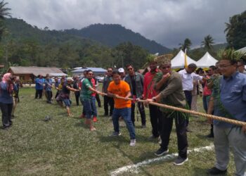 SAIFFUDDIN Nasution Ismail meniupkan wisel sebagai memulakan pertandingan tarik tali yang diadakan sempena Program Menyemai Kasih Rakyat anjuran Jabatan Pendaftaran Negara di Pos Kuala Mu, Sungai Siput hari ini. - UTUSAN