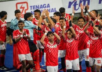 PEMAIN Kuala Lumpur meraikan kejayaan menjuarai Piala Tun Abdul Razak 2023 selepas menewaskan Melaka di Stadium Hoki Nasional hari ini. - UTUSAN/MUHAMAD IQBAL ROSLI