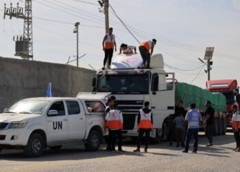 SUKARELAWAN berkumpul di sekeliling trak membawa bantuan kemanusiaan yang memasuki Semenanjung Gaza dari Mesir melalui lintasan sempadan Rafah semalam. - FOTO SAID KHATIB/AFP