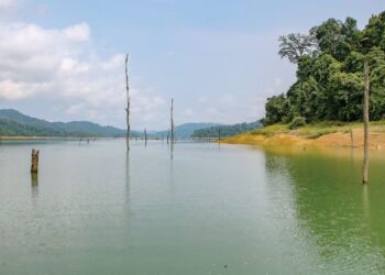 PEMANDANGAN kawasan Tasik Pedu yang menjadi lokasi tarikan pelancongan pada 1995 sebelum ditutup sepenuhnya 15 tahun kemudian di Padang Terap. - UTUSAN/SHAHIR NOORDIN