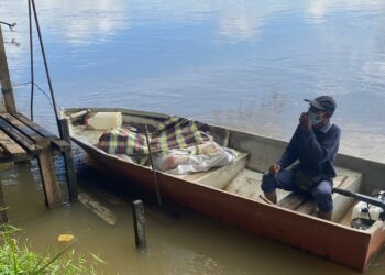 MAYAT Muhamad Saiful Azhar ditemukan di Sungai Perak dekat Kampung Gelok, Lenggong selepas dilaporkan hilang sejak kelmarin. - UTUSAN/IHSAN JBPM