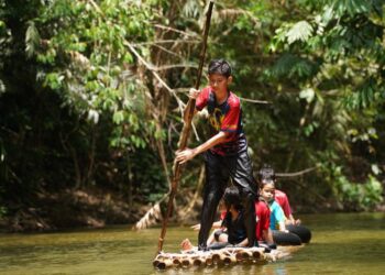 AKTIVITI berakit boleh menjadi tarikan buat
pelancong ke Pahang.-UTUSAN/SHAHRIL
AZMAN ZAIN