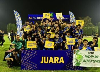 PASUKAN Guar Syed Alwi FC muncul juara kejohanan bola sepak Liga Super Perlis 2023 selepas menewaskan Lion Junior FC 1-0 dalam aksi sengit di Kompleks Sukan Tuanku Syed Faizuddin Putra, Universiti Teknologi Mara (UiTM) cawangan Perlis, Arau, Perlis malam tadi.-UTUSAN