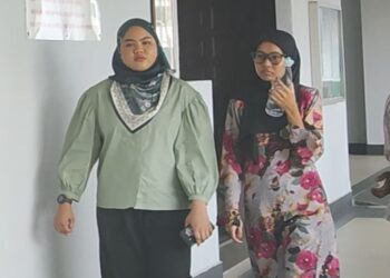 SITI Aina Nurnisa Mohammad Sa’id (kanan) hadir di Mahkamah Sesyen Kuala Lumpur bagi menghadapi pertuduhan mengabaikan anak jiran yang diasuhnya hingga mati lemas. UTUSAN/NORLIZAH ABAS