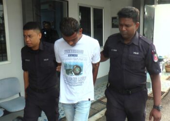 PUVEENDRAN dibawa ke Mahkamah Majistret Port Dickson hari ini bagi didakwa atas pertuduhan memiliki cecair vape mengandungi dadah dalam tangkapan di Lukut Prima, Port Dickson hujung bulan lalu.