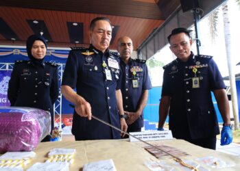 MUHAMAD Zaki Harun (tengah) menunjukkan rantai emas yang dirampas bersama dadah dalam sidang media di Ibu Pejabat Polis Kontinjen Kelantan (IPK) Kota Bharu,Kelantan hari ini-UTUSAN/KAMARUL BISMI KAMARUZAMAN