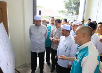 MOHD. Nasuruddin Daud (dua kanan) diberikan taklimat berkait dengan operasi Loji Rawatan Air Mini Meranti Baharu di Meranti, Pasir Mas, Kelantan-UTUSAN/KAMARUL BISMI KAMARUZAMAN