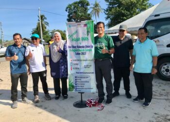 DR. Zaini Hussin (tiga dari kanan) semasa merasmikan Program Jelajah ANMS dan One Hour Malaysia Clean Up di Kampung Geting, Tumpat, Kelantan hari ini-UTUSAN/ ROSLIZA MOHAMED