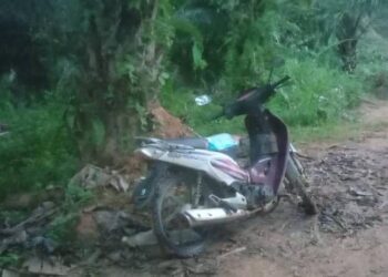 MOTOSIKAL digunakan lelaki Orang Asli yang maut dibaham harimau semasa keluar menyumpit di kawasan ladang kelapa sawit di Pos Pasik, Gua Musang, Kelantan kelmarin.