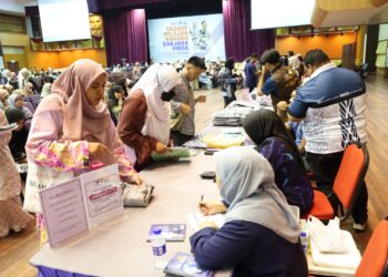 SEBAHAGIAN pelajar baharu pengambilan Ijazah Sarjana Muda Sesi Akademik 2023/2024 USIM mendaftar bagi menjalani program taaruf (perkenalan) di Dewan Tuanku Canselor USIM.