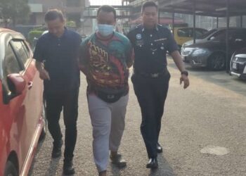 MOHD. Nazrin Daud (tengah) dibawa ke Mahkamah Majistret Tampin hari ini bagi didakwa atas tuduhan pecah amanah membabitkan wang milik Jawatankuasa Kemajuan dan Keselamatan Rancangan (JKKR) berjumlah keseluruhan RM31,500.-UTUSAN/NOR AINNA HAMZAH.