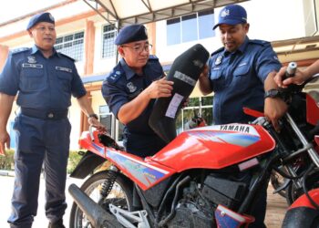 KOH Joo kai (dua kiri) bersama pegawainya memeriksa motosikal jenis Yamaha RXZ seludup yang dirampas semasa sidang media di Pejabat Kastam Diraja Malaysia Cawangan Penguatkuasa Rantau Panjang, Kelantan.UTUSAN/KAMARUL BISMI KAMARUZAMAN.
