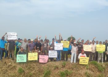 SEBAHAGIAN petani yang mengadakan bantahan secara aman ekoran penurunan harga belian padi di kilang ketika berkumpul di Kampung Kubang Jambu, Kuala Muda di Sungai Petani.