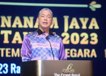 FADILLAH Yusof semasa menyampaikan ucapan pada Sambutan Jubli Emas dan Anugerah Penanam Jaya Kebangsaan 2023 LKTN di Kota Bharu, Kelantan sebentar tadi-UTUSAN/KAMARUL BISMI KAMARUZAMAN.