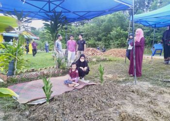 MAWARDAH Hazlami di pusara arwah bapanya di Tanah Perkuburan Islam Kampung Bukit di Sungai Pasir, Sungai Petani.