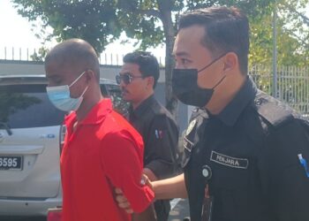 TERTUDUH mengaku bersalah di Mahkamah Sesyen, Ayer Keroh, Melaka atas pertuduhan meraba punggung seorang remaja perempuan bawah umur.