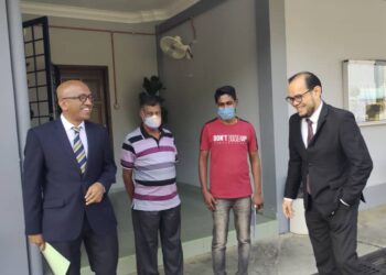 P. Aplanayara (dua dari kiri) dan A. Kartik (dua dari kanan) bersama peguam mereka selepas dilepas dan dibebaskan oleh Mahkamah Majistret Kuala Pilah hari ini atas dua pertuduhan memiliki lebih 1,200 arak haram di sebuah premis di Taman Sri Gelugor, Kuala Pilah, lebih tiga tahun lalu.-UTUSAN/NOR AINNA HAMZAH.