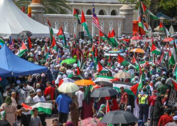 SEBAHAGIAN orang ramai yang memenuhi lokasi Perhimpunan Aman Solidariti Mempertahankan Bumi Palestin dan Masjid Al-Aqsa di Dataran Zero, Sungai Petani. -UTUSAN/SHAHIR NOORDIN