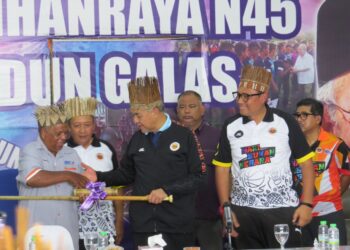 AHMAD Zahid Hamidi (tiga kanan) menerima senjata tradisional iaitu sumpit dari Penghulu Kampung Merlong, Ibrahim Marijah (kiri) semasa mengadakan pertemuan dengan masyarakat Orang Asli di Pejabat Ahli Dewan Undangan Negeri (ADUN) Galas di Bandar Utama, Gua Musang, Kelantan hari ini-UTUSAN/AIMUNI TUAN LAH