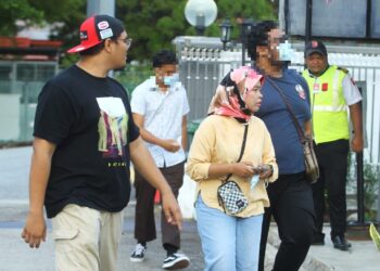 DUA beradik lelaki (dua dari kiri dan dua dari kanan) didakwa di Mahkamah Majistret Port Dickson hari ini atas pertuduhan mencederakan ibu kandung mereka pada 28 September lalu.-UTUSAN/NOR SHAFAWATI YUP.