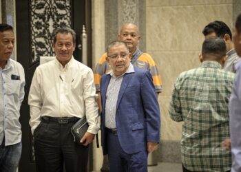 MOHD. Isa Abdul Samad (berkot biru) hadir di Mahkamah Rayuan Putrajaya bagi rayuan kes rasuah berkaitan pembelian sebuah hotel di Sarawak. -  UTUSAN/FAIZ ALIF AHMAD ZUBIR