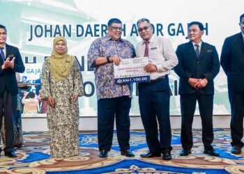 AB. RAUF Yusoh (tiga dari kiri) menyempurnakan Majlis Apresiasi Anugerah Pendidikan, Pertandingan Pantun dan Pertandingan Melestarikan Sejarah Sekolah Berasaskan Nama Tokoh Tersohor Melaka di MITC, Ayer Keroh, Melaka.