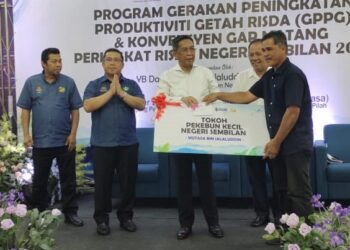 JALALUDDIN Alias menyampaikan anugerah kepada pekebun kecil pada Majlis Perasmian Program Gerakan Peningkatan Produktiviti Getah dan Konvensyen GAP Getah Matang Peringkat Risda Negeri Sembilan di Kuala Pilah hari ini.-UTUSAN/NOR AINNA HAMZAH.