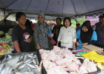 MASYARAKAT Orang Asli membeli barangan basah yang dijual di Jualan Rahmah Kasih Sayang di Rancangan Pengumpulan Semula (RPS) Kuala Betis di Gua Musang, Kelantan hari ini.UTUSAN/AIMUNI TUAN LAH