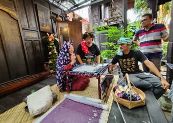 WAN Eikmal Khalil (duduk, kanan) mendengar penerangan berkait dengan sulaman kelingkan pada program Jejak Warisan Adiguru Tourism Wilayah Timur di Rumah Melayu Kelantan Tiang 12 di Kota Bharu, Kelantan hari ini-UTUSAN/YATIMIN ABDULLAH.