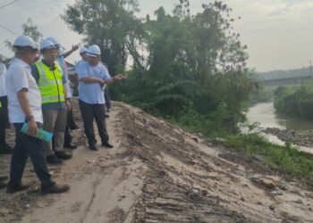 NIK Nazmi Nik Ahmad (tengah) melawat Projek Kerja-Kerja Memulihkan Saliran di Taman Delima dan Taman Anggerik, Rantau, Seremban hari ini.-UTUSAN/NOR AINNA HAMZAH.