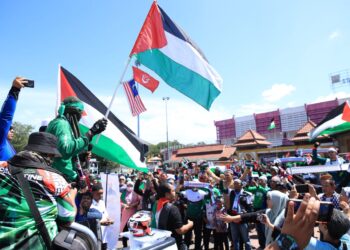 SEBHAGIAN peserta yang menyatakan sokongan kepada Palestin ketika menyertai Himpunan Dua Roda Untukmu Palestin (Hiroup 1.0) di Dataran Warisan, Stadium Sultan Muhammad IV Kota Bharu, Kelantan hari ini. UTUSAN/KAMARUL BISMI KAMARUZAMAN.