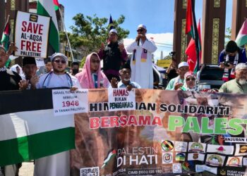 SEBAHAGIAN wakil pertubuhan bukan kerajaan (NGO) yang menyertai Himpunan Solidariti Bersama Palestin di Dataran Rehal, Kota Bharu, Kelantan hari ini-UTUSAN/ ROSLIZA MOHAMED