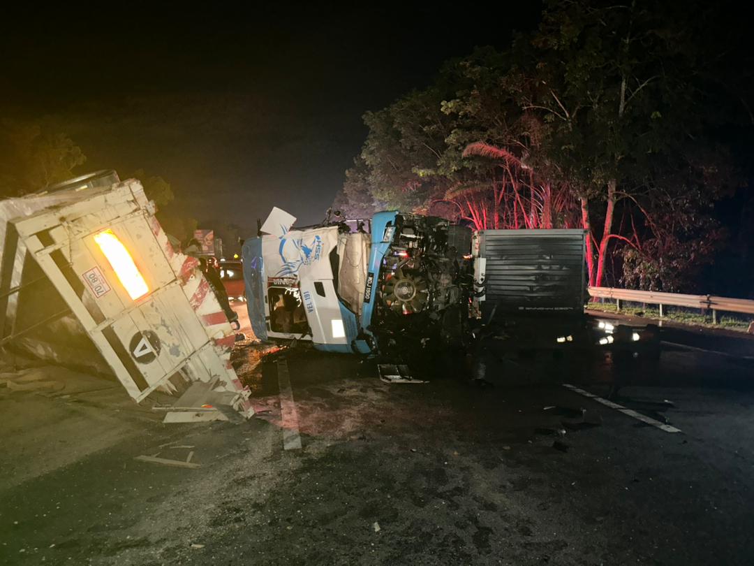 Nahas dua lori, trafik sesak 13km dari Pedas Linggi ke Senawang