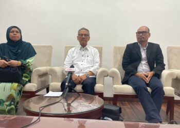 ANWAR Ridhuan (tengah)  semasa sidang media selepas Karnival Kelantan Membaca Sempena Bulan Bahasa Kebangsaan dan Dekad Membaca Kebangsaan Peringkat Negeri Kelantan 2023 di Universiti Malaysia Kelantan (UMK) Kampus BachokKelantan, hari ini. UTUSAN/TOREK SULONG