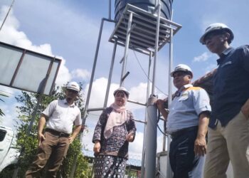 ZULKIFLI Wahijan (dua kanan) bersama Nor Ain Mohd. Amin semasa meninjau telaga tiub yang siap di bina Taman Rantau Mas, Rantau Panjang, Kelantan-UTUSAN/ROHANA ISMAIL.