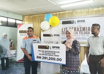 ZULKIFLI  Wahijan (kiri) menerima serahan replika cek yang dari Ketua Jabatan Kumpulan Pengurusan Syariah BPMB Nor Ain Mohd. Amin sebagai simbolik kepada Perasmian Projek Water2Survive MCM di  Dewan Serbaguna Taman Rantau Mas, Rantau Panjang, Kelantan-UTUSAN/ROHANA ISMAIL.