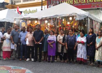 SEBAHAGIAN peniaga-peniaga berkumpul menyatakan bantahan mereka berkaitan isu pemindahan lokasi Karnival Deepavali 2023 di Seremban.