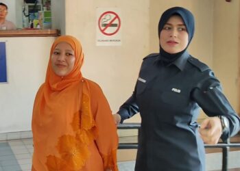 NOR Adila Che Sharif dibawa anggota polis ke Mahkamah Majistret Ampang bagi menghadapi pertuduhan mencuri barang kemas milik majikannya.  UTUSAN/NORLIZAH ABAS