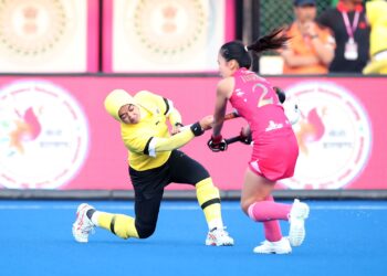 Pemain hoki negara, Nuraini Abdul Rashid berhadapan dengan pemain Jepun dalam pertemuan Trofi Juara-Juara Asia Wanita 2023 yang berlangsung di Ranchi, India hari ini. (FOTO: AHF / Hockey India)