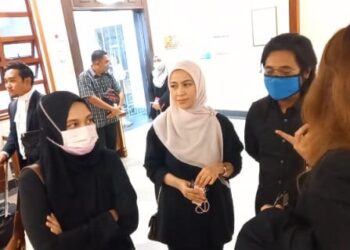 SYURA (dua dari kiri) dan Lan Solo (dua dari kanan) hadir di Mahkamah Tinggi Kuala Lumpur bagi perbicaraan kes saman Siti Nordiana Alias. - UTUSAN/NORLIZAH ABAS