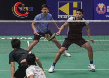 Low Hang Yee (kanan) bersama Ng Eng Cheong ketika menguji gelanggang di Stadium Titiwangsa, Kuala Lumpur bagi Kejohanan Badminton KL Masters 2023 yang membuka tirai hari ini. (FOTO: AMIR KHALID)