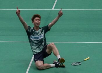 Eogene Ewe meraikan kemenangannya ke atas Nguyen Tien Minh untuk mara ke pusingan pertama Kejohanan Badminton Masters Kuala Lumpur 2023. (FOTO: AMIR KHALID)